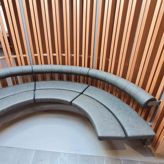 Bild enthält, Indoors, Interior Design, Crib, Furniture, Infant Bed