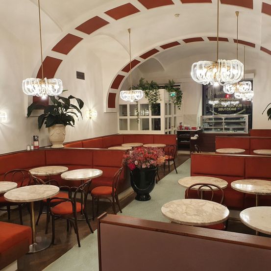 Bild enthält, Indoors, Restaurant, Building, Chair, Furniture, Lounge, Dining Table, Cafe, Dining Room, Cafeteria