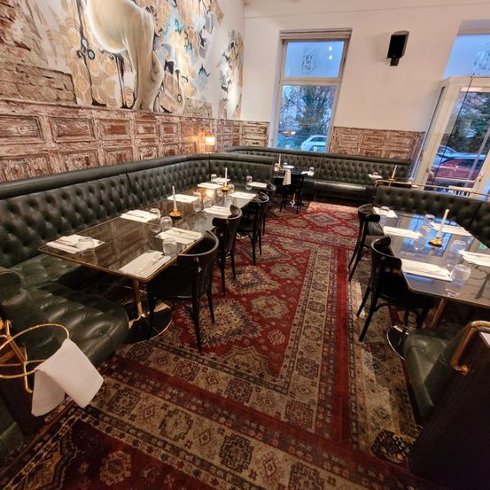 Bild enthält, Indoors, Restaurant, Couch, Dining Table, Table, Dining Room, Reception Room, Interior Design, Floor, Flooring