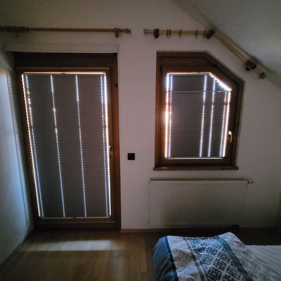 Bild enthält, Floor, Flooring, Indoors, Interior Design, Building, Housing, Loft, Door, Home Decor, Bed