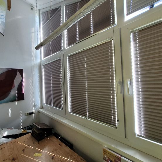 Bild enthält, Architecture, Building, Home Decor, Curtain, Window Shade, Window