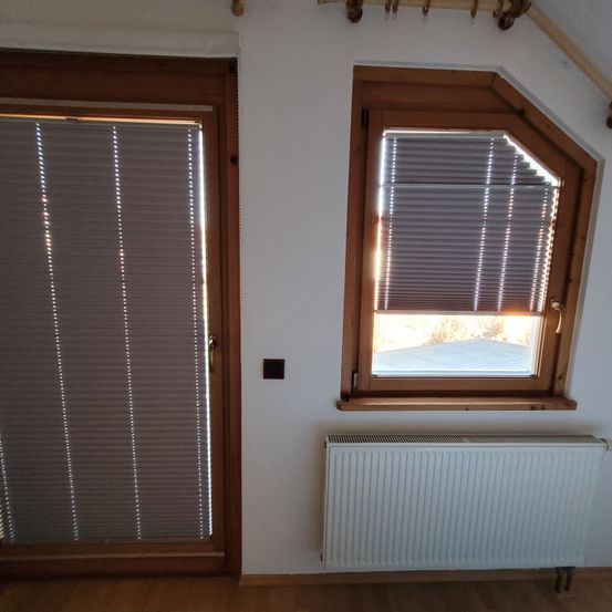 Bild enthält, Window, Home Decor, Curtain, Window Shade, Indoors, Interior Design, Door, Architecture, Building, Wood