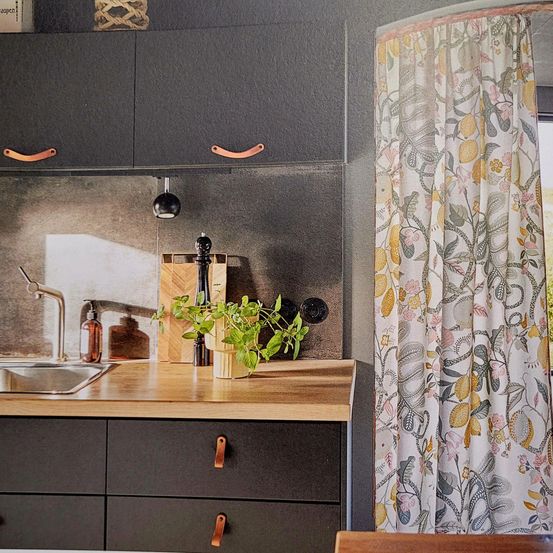 Bild enthält, Indoors, Interior Design, Sink, Sink Faucet, Plant, Home Decor, Kitchen