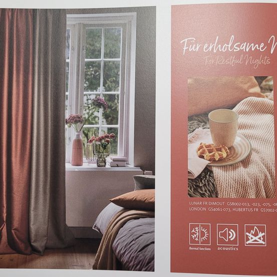 Bild enthält, Advertisement, Poster, Bed, Furniture, Window, Beverage, Coffee, Coffee Cup, Windowsill
