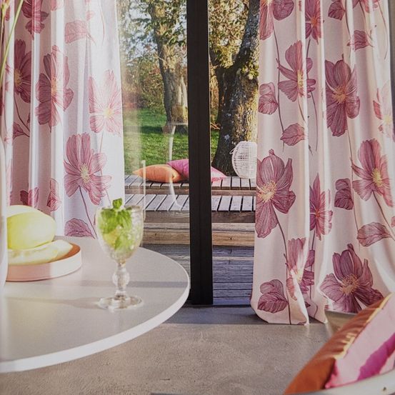 Bild enthält, Furniture, Table, Home Decor, Indoors, Interior Design, Dining Table, Curtain, Tabletop, Window