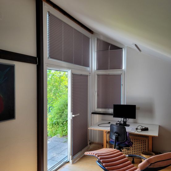 Bild enthält, Interior Design, Door, Living Room, Screen, Computer Hardware, Monitor, Housing, Flooring, House, TV