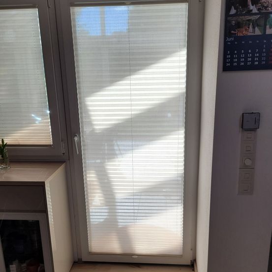 Bild enthält, Window, Door, Home Decor, Curtain, Window Shade, Architecture, Building, Floor, Windowsill, Person