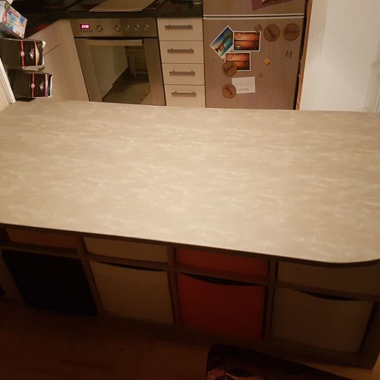 Bild enthält, Furniture, Table, Tabletop, Plywood, Wood, Indoors, Interior Design, Kitchen, Floor, Kitchen Island