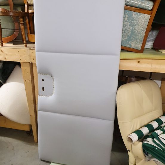 Bild enthält, Plywood, Wood, Furniture, Chair