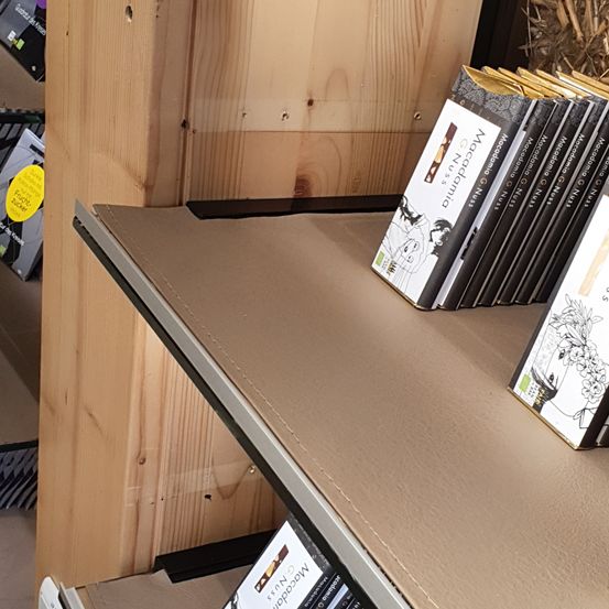 Bild enthält, Wood, Plywood, Indoors, Interior Design, Furniture, Shelf, Bookcase