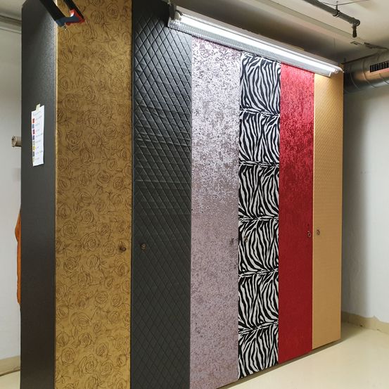 Bild enthält, Indoors, Interior Design, Architecture, Building, Door, Cupboard, Furniture, Sliding Door, Home Decor, Wood Panels