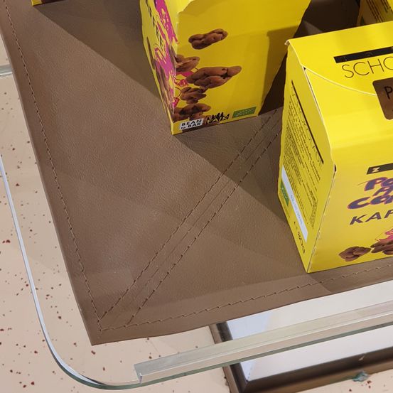 Bild enthält, Box, Indoors, Interior Design, Floor, Cardboard, Carton, Flooring, Furniture, Table, Wood