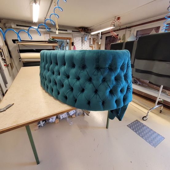 Bild enthält, Plywood, Wood, Furniture, Architecture, Building, Table, Indoors, Interior Design, Desk, Couch