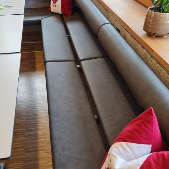 Bild enthält, Furniture, Person, Hardwood, Wood