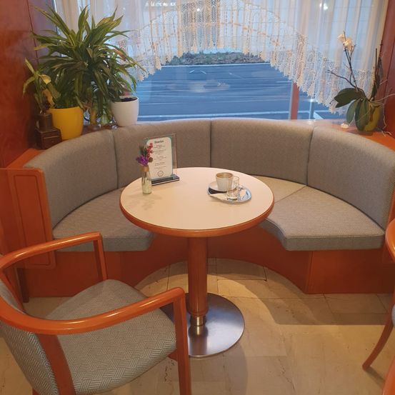 Bild enthält, Building, Furniture, Indoors, Lounge, Table, Foyer, Plant, Couch, Tabletop, Dining Table