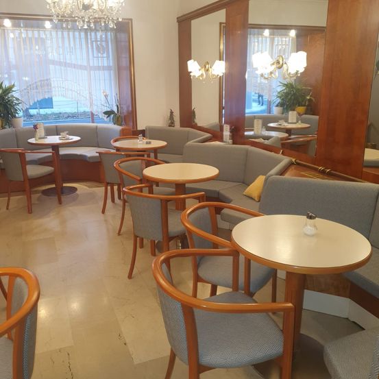 Bild enthält, Indoors, Furniture, Lounge, Restaurant, Table, Chair, Chandelier, Dining Room, Dining Table, Foyer