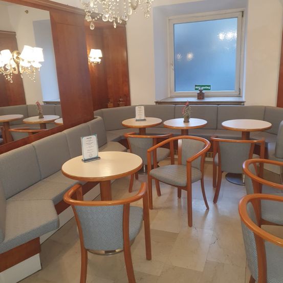 Bild enthält, Furniture, Indoors, Lounge, Table, Chandelier, Lamp, Chair, Dining Room, Dining Table, Restaurant