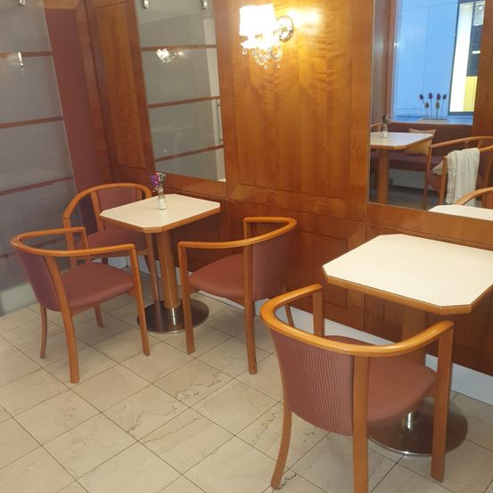 Bild enthält, Indoors, Furniture, Lounge, Floor, Restaurant, Cafeteria, Cafe, Table, Chair, Foyer