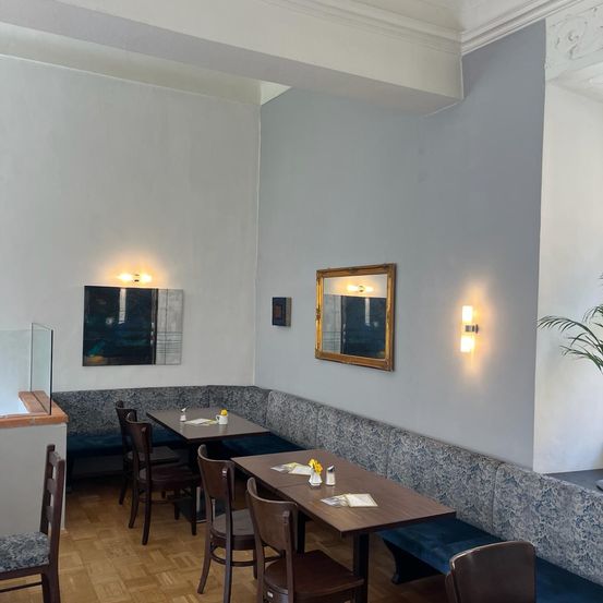 Bild enthält, Indoors, Interior Design, Restaurant, Dining Table, Furniture, Table, Dining Room, Cafe, Floor, Cafeteria