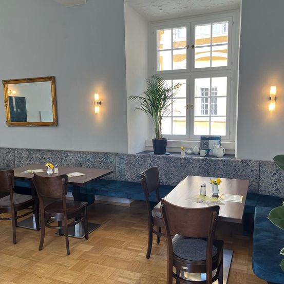 Bild enthält, Dining Room, Dining Table, Furniture, Indoors, Table, Restaurant, Interior Design, Floor, Lounge, Chair