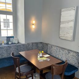 Bild enthält, Furniture, Table, Tabletop, Indoors, Interior Design, Floor, Dining Room, Dining Table, Room, Chair