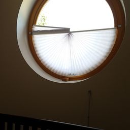Bild enthält, Window, Architecture, Building, Skylight, Crib, Furniture, Infant Bed