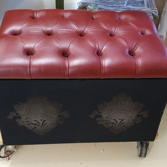 Bild enthält, Furniture, Couch, Ottoman