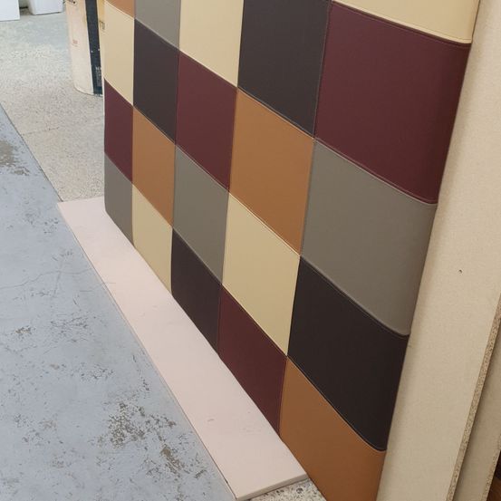 Bild enthält, Indoors, Interior Design, Floor, Plywood, Wood, Flooring, Box, Wood Panels