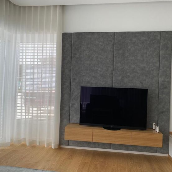 Bild enthält, Indoors, Interior Design, Screen, Computer Hardware, Hardware, Monitor, Fireplace, Home Decor, TV, Wood Panels