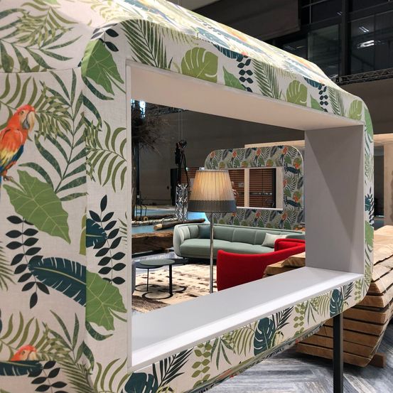 Bild enthält, Indoors, Interior Design, Furniture, Animal, Bird, Bed, Bedroom, Room, Couch