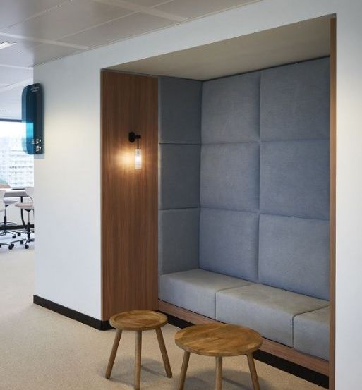 Bild enthält, Indoors, Interior Design, Furniture, Corner, Lamp, Architecture, Building, Living Room, Room