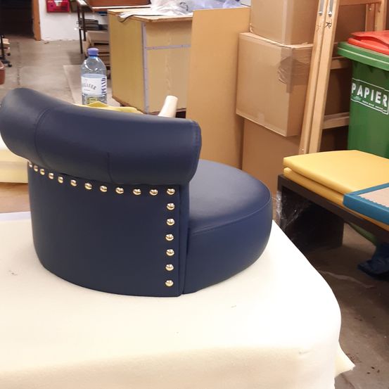 Bild enthält, Furniture, Table, Box, Chair, Couch