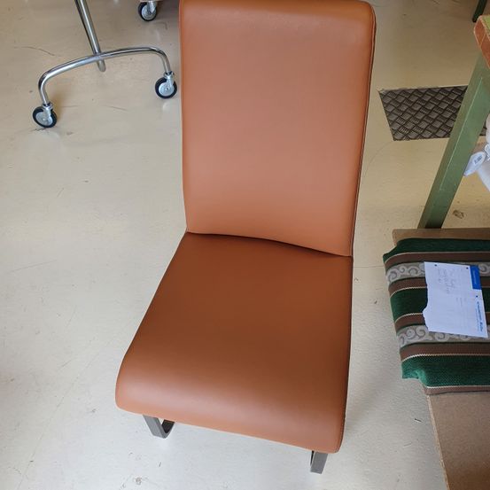 Bild enthält, Furniture, Chair, Machine, Wheel