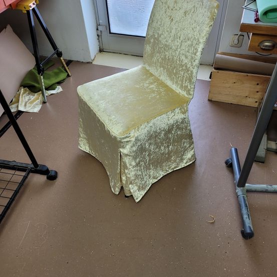 Bild enthält, Furniture, Floor, Chair, Flooring, Armchair