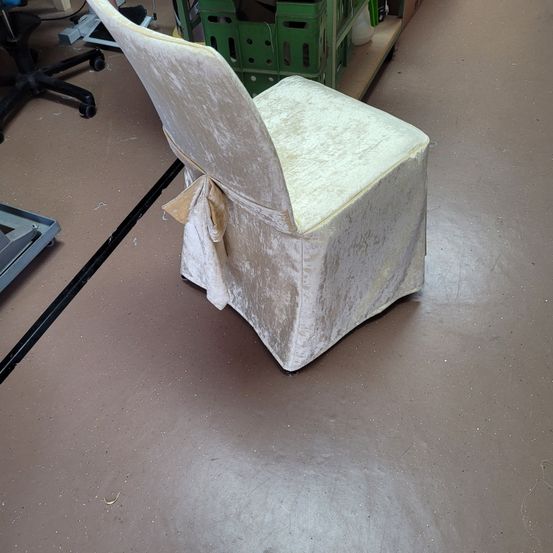 Bild enthält, Furniture, Chair, Floor, Person, Flooring, Armchair, Wood