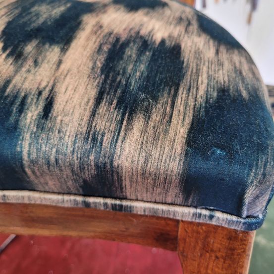 Bild enthält, Furniture, Clothing, Jeans, Pants, Person