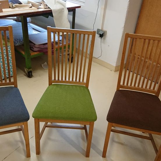 Bild enthält, Furniture, Chair, Wood