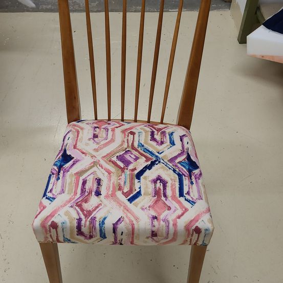 Bild enthält, Furniture, Chair, Wood