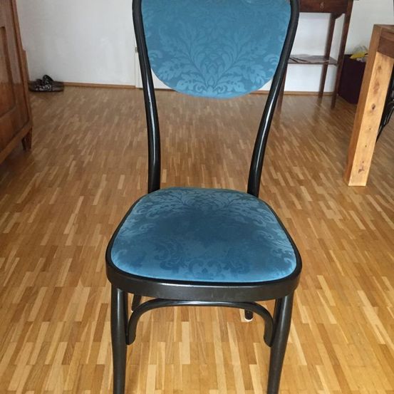 Bild enthält, Furniture, Chair, Wood, Hardwood, Stained Wood, Floor