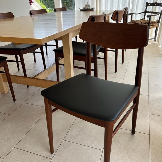 Bild enthält, Floor, Furniture, Table, Tabletop, Wood, Hardwood, Stained Wood, Chair, Indoors