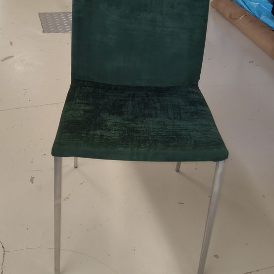 Bild enthält, Furniture, Chair, Wood, Plywood, Floor, Person, Flooring