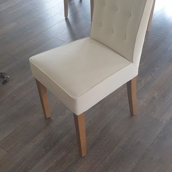 Bild enthält, Furniture, Wood, Chair, Floor, Chaise