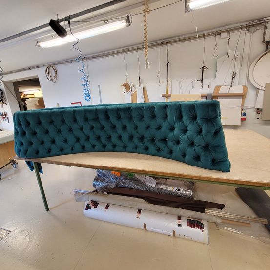 Bild enthält, Couch, Furniture, Table, Interior Design, Building, Manufacturing, Workshop, Living Room, Wood, Cushion