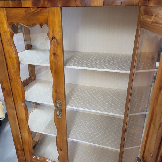 Bild enthält, Closet, Cupboard, Furniture, Hardwood, Wood, Cabinet, Sideboard, Stained Wood, Indoors, Interior Design