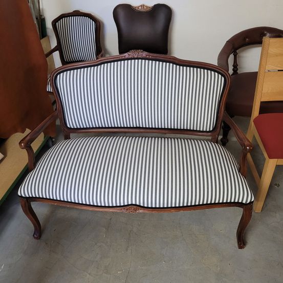 Bild enthält, Furniture, Chair, Couch, Cushion, Home Decor, Armchair, Person, Pillow, Living Room, Head