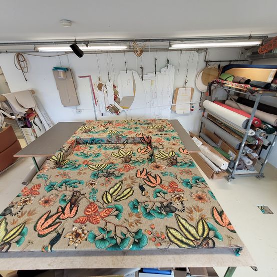 Bild enthält, Architecture, Building, Factory, Manufacturing, Workshop, Home Decor, Furniture, Indoors, Bed, Table