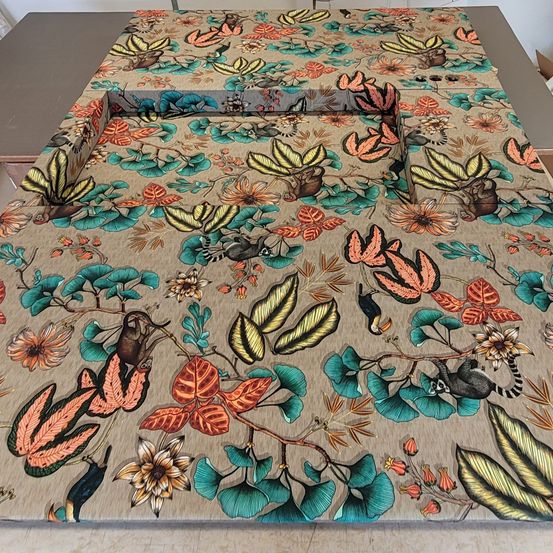 Bild enthält, Furniture, Bed, Bed Sheet, Person, Pattern