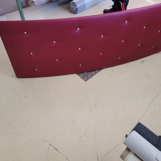 Bild enthält, Plywood, Wood, Furniture, Table, Person, Floor, Flooring, Indoors, Interior Design, Reception