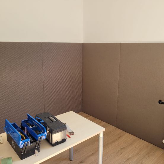 Bild enthält, Indoors, Interior Design, Plywood, Wood, Table, Floor, Electronics, Hardware, Flooring, Computer Hardware