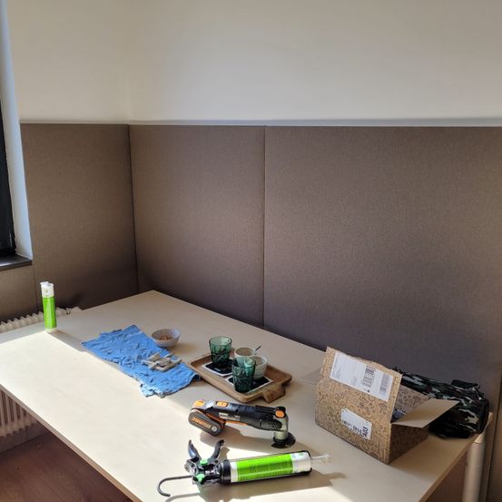 Bild enthält, Plywood, Wood, Furniture, Table, Indoors, Interior Design, Desk, Floor, Flooring, Windowsill